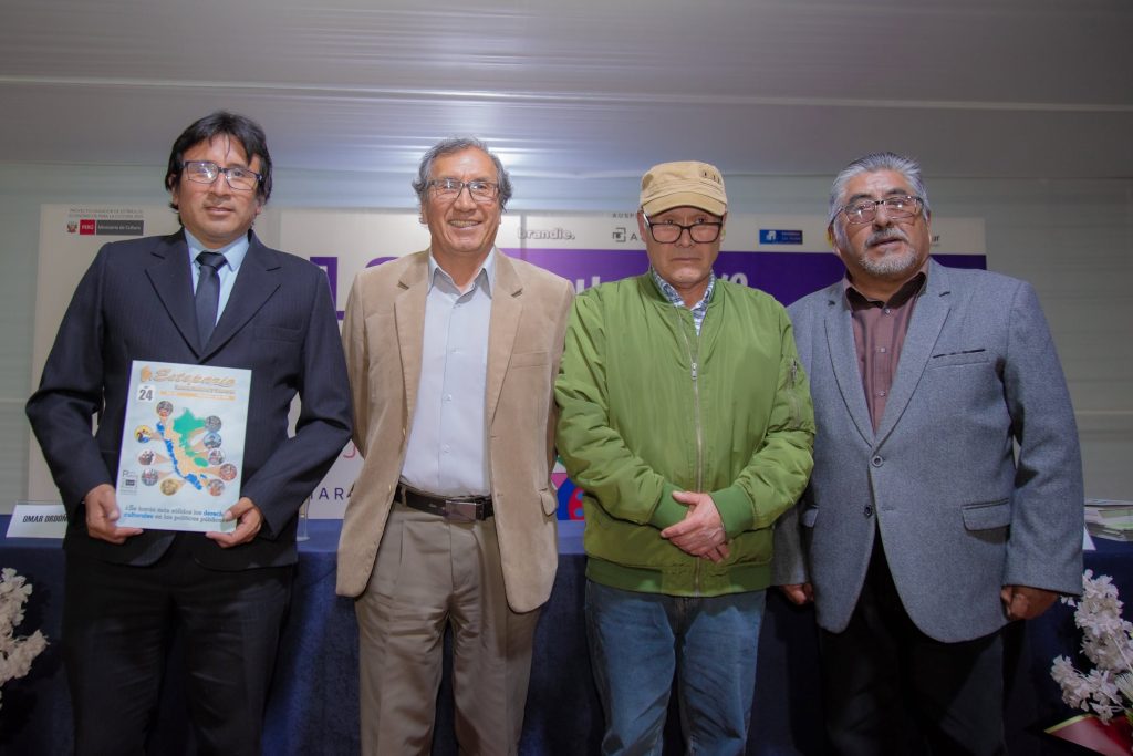 La Plaza Huamanmarca se llenó de historias, cultura, encuentros y mucha emoción en el inicio de esta gran fiesta del libro.
Gracias a todos los que nos acompañaron y fueron parte de este primer capítulo. 💛
Esto recién empieza… nos esperan más días de literatura, arte, música, teatro, presentaciones y actividades para toda la familia